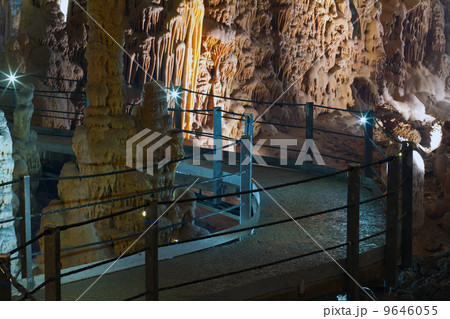 Stalactite stalagmite cavern 9646055
