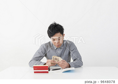 お金を数える男子 9648078