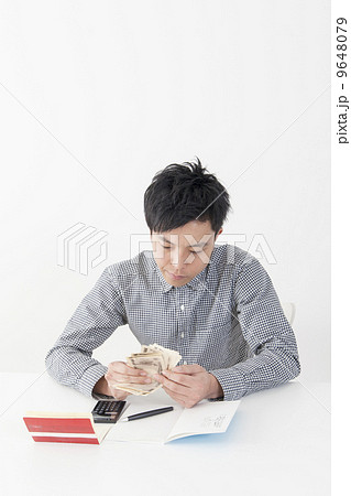 お金を数える男子 9648079