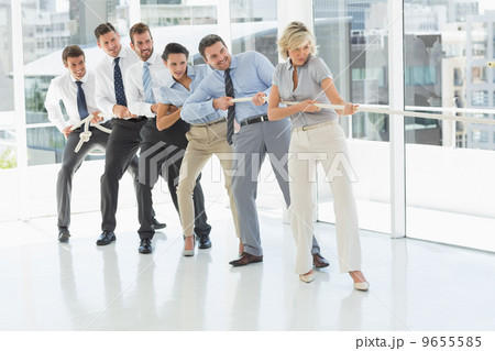 Group of business people pulling rope in office 9655585
