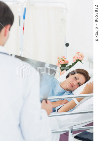 Doctor visiting patient in hospital 9655922