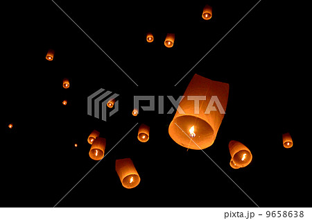 Floating lantern, Yi Peng Balloon Festival in Chiangmai Thailand 9658638
