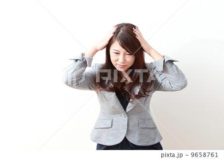 頭を抱える女性 頭を抱える女性 9658761