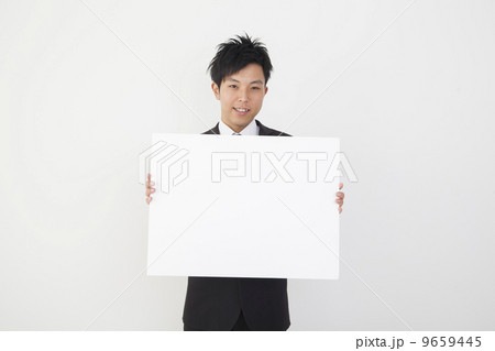 ホワイトボードを持つビジネス男性 9659445