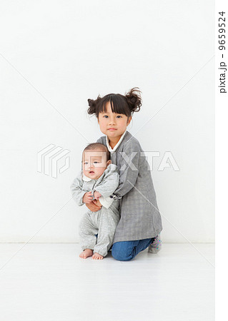 兄弟 生後3ヶ月と5才 兄弟 生後3ヶ月と5才 9659524