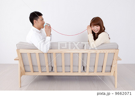 糸電話をするカップル 9662071