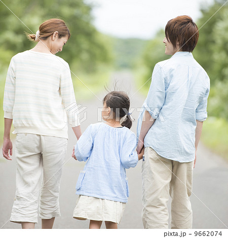 手をつなぐ親子の後姿 手をつなぐ親子の後姿 9662074