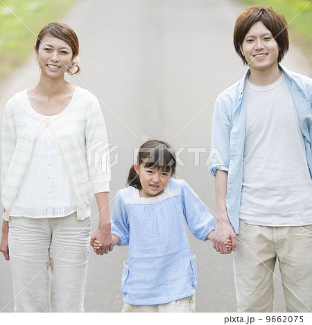 一本道で手をつなぎ微笑む親子 一本道で手をつなぎ微笑む親子 9662075