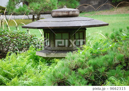 庭の石燈篭 庭の石燈篭 9662315