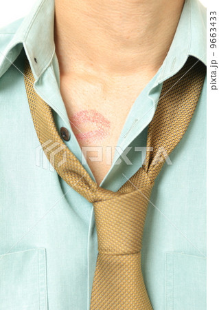 キスマークをつけた男性 9663433