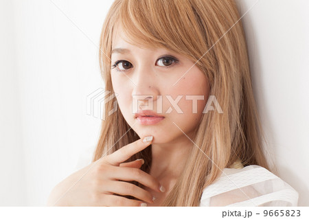 見つめる若い女性 見つめる若い女性 9665823