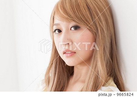見つめる若い女性 見つめる若い女性 9665824
