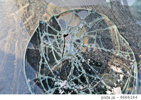 Broken Windshield 9666164