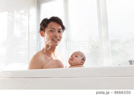赤ちゃんと父親の入浴シーン 赤ちゃんと父親の入浴シーン 9666350