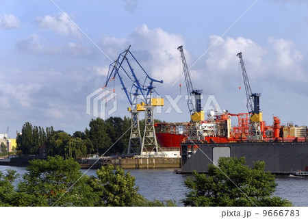 Veiw at the harbour of Hamburg, Germany 9666783