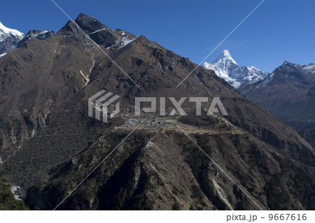 アマダブラムとポルツェの集落 9667616