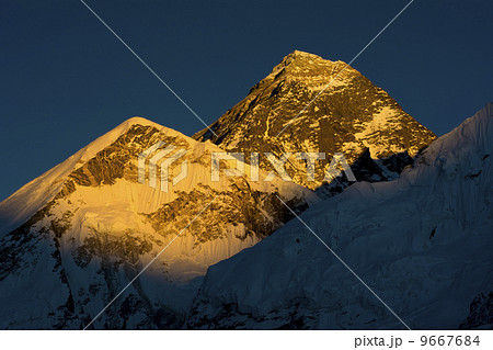 夕日を浴びるエベレスト 9667684