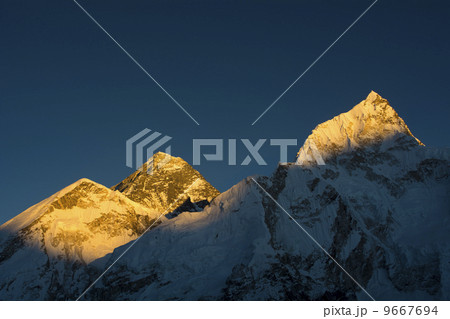 カラパタールより夕日を浴びるエベレスト山群 9667694