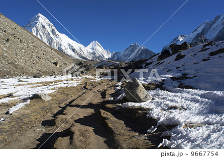 エベレスト街道クーンブ・モレーンを行く エベレスト街道クーンブ・モレーンを行く 9667754