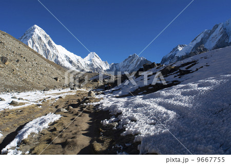 エベレスト街道クーンブ・モレーンを行く 9667755