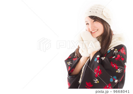 着物にニットの防寒具を付けた雪国の可愛い女の子 9668041