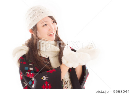 着物にニットの防寒具を付けた雪国の可愛い女の子 9668044