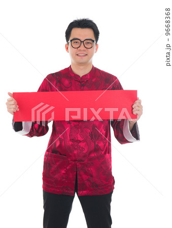 Happy Chinese male in cheongsam hands holding red packets / ang Happy Chinese male in cheongsam hands holding red packets / ang 9668368