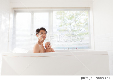 赤ちゃんと父親の入浴シーン 9669371