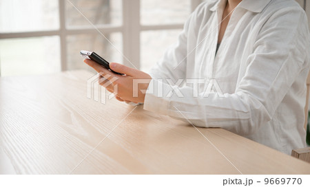 スマートフォンを持つ女性 スマートフォンを持つ女性 9669770