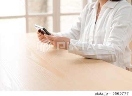 女性　スマートフォン 9669777