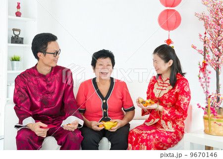 chinese family celebrating lunar new year chinese family celebrating lunar new year 9670146