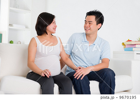 asian pregnant mother and her husband 9670195
