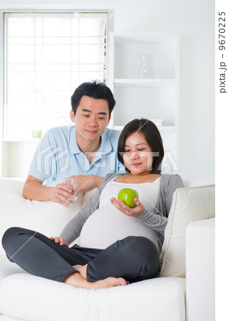 healthy chinese pregnancy couple eating fresh fruits 9670225