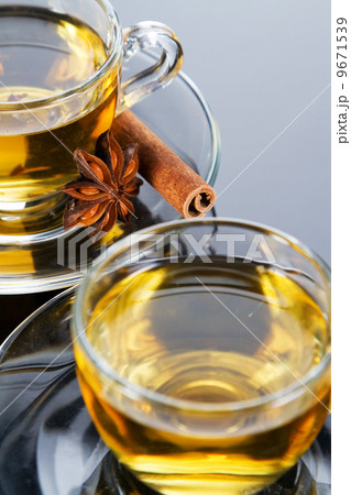 Tea cup with fresh mint leaves 9671539