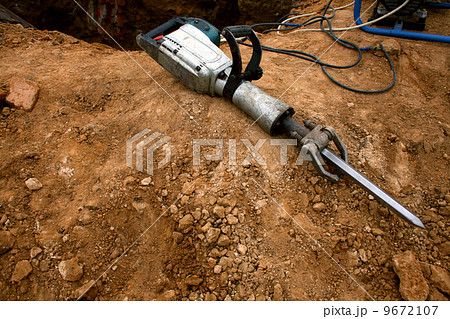Pneumatic hammer lying on the ground 9672107