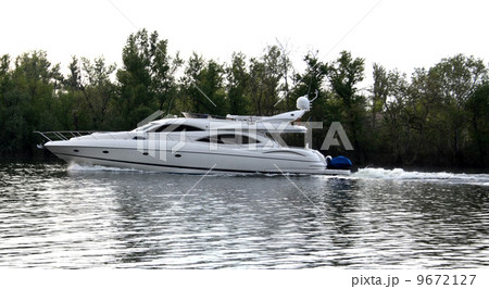 Fast motor yacht 9672127