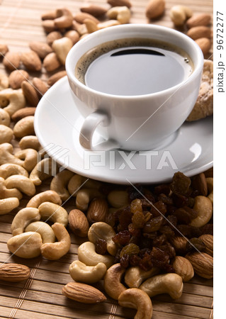 Coffee with nuts, fig and raisins 9672277