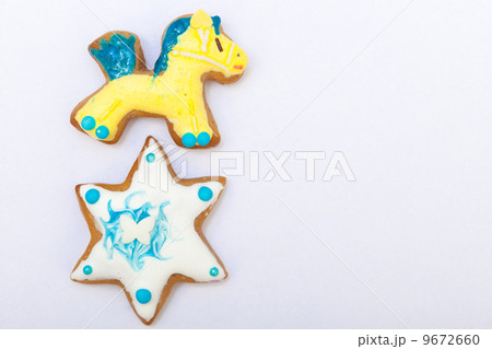 Gingerbread cake pony star with icing decoration on white Gingerbread cake pony star with icing decoration on white 9672660
