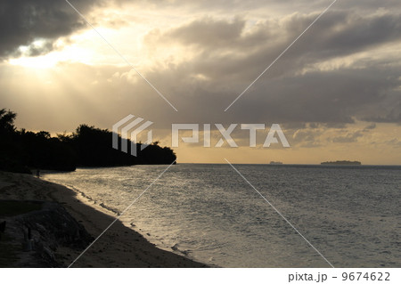 アチュガオビーチから見た夕暮れのマニャガハ島 9674622