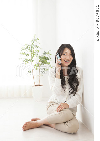 電話する女性 9674881