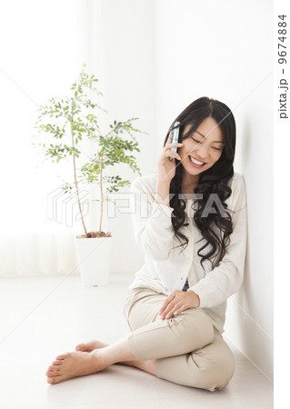 電話する女性 電話する女性 9674884