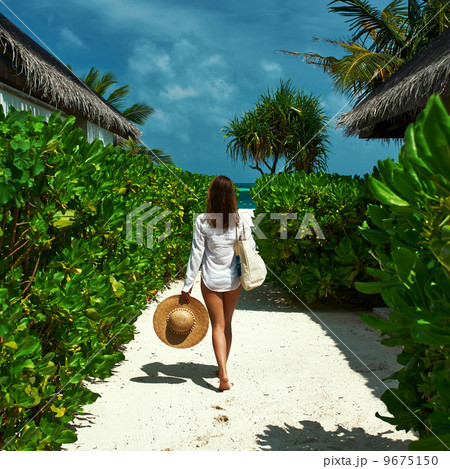 Woman with bag and sun hat going to beach 9675150