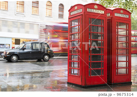 Red Phone cabines in London and vintage taxi.Rainy day. 9675314