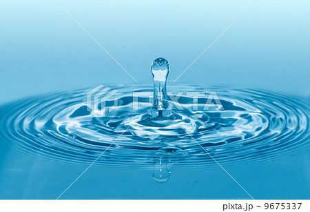 Drop in water 9675337