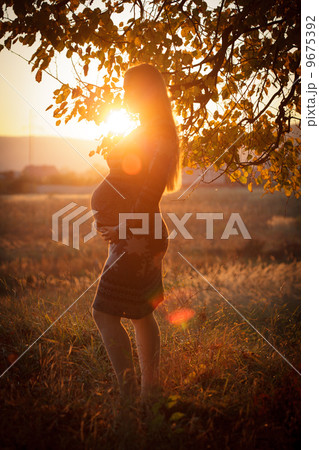 Pregnant woman walking 9675392