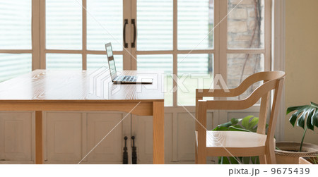 椅子　テーブル　PC 9675439