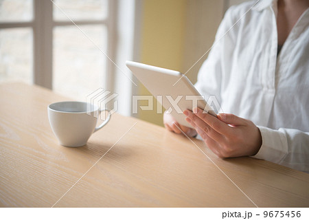 タブレットを持つ女性 9675456