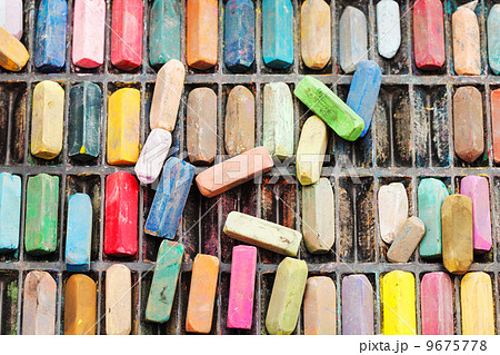 pack of many used artistic dry pastels 9675778