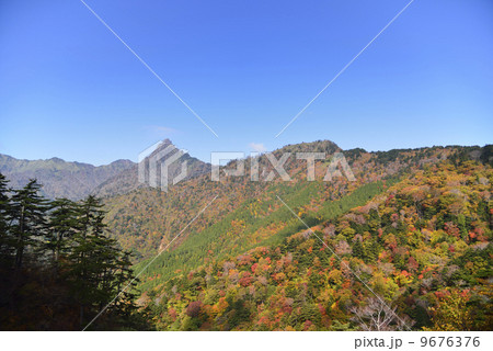 石鎚スカイラインからの紅葉と石鎚山頂 9676376