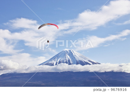 富士山とパラグライダー 9676916